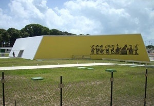 The auditorium and the “Cavalo Marinho” mural by José Costa Leite<br />Foto Aristóteles Cordeiro e Mariama Ireland