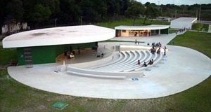 The view of the complex formed by the amphitheatre with the snack bar and service block in the background<br />Foto Aristóteles Cordeiro e Mariama Ireland