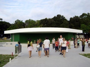 View of the amphitheatre from the main entrance. A white stripe floating against a green background<br />Foto Aristóteles Cordeiro e Mariama Ireland