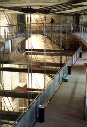 Sala de Máquinas – interior: em primeiro plano "bandeja" reta; em cima à direita, "bandeja" curva; em cima à esquerda, passarela de acesso; e ao fundo, circulação vertical (escadas) <br />Foto Ricardo Rocha