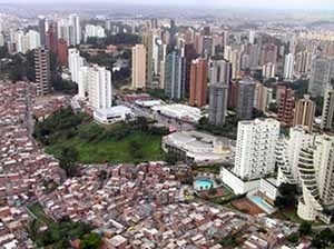 Vista aérea del barrio Morumbi. Favelas al lado de edificios de viviendas de lujo<br />Foto Rein Geurtsen/ Workshop Rios Urbanos, 2003