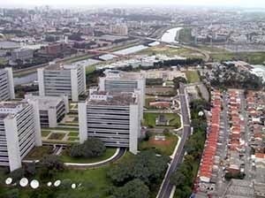 Vista aérea del centro Empresarial, Sao pablo. Al lado urbanización de viviendas de para la clase media-baja<br />Foto Rein Geurtsen Workshop Rios Urbanos, 2003