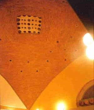 Abóbada na sala de espera, sobre 4 diretrizes curvas e simétricas (6x6 m). Os pontos que se observam são borbulhas e rodelas de vidro soprado, com diferentes cores. (Clínica popular em São Luis de La Paz, Guanajuato, 1998