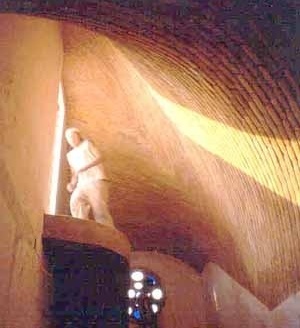 Abóbada sobre escada. A diferença entre seu ponto mais alto e mais baixo é de 3.40 m. Clínica Popular em La Villa, D. F. 1998