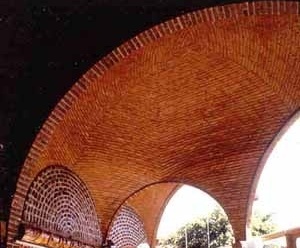 Esquema de abóbadas sobre plantas quadradas, triangulares e trapezoidais, sobre arcos de meio ponto como diretrizes. Casa em Cuernavaca, Morelos. 1989. Bovedero Manuel Perrusquia