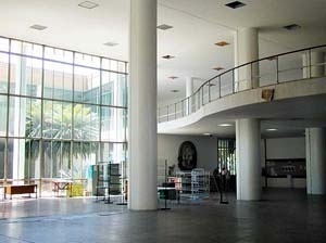 FAU-UFRJ, hall principal e mezanino<br />Foto Butikofer & de Oliveira