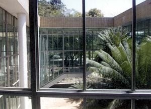 FAU-UFRJ, pátio e hall principal<br />Foto Butikofer & de Oliveira
