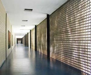 FAU-UFRJ, corredor, pavimento térreo<br />Foto Butikofer & de Oliveira
