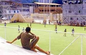 Favela de Rio das Pedras, Centro Esportivo, Rio de Janeiro, Brasil<br />Foto Gabriel Jáuregui