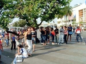 Figura 15 – Usuários fugindo ao sol de 15:30h, defronte ao shopping Iguatemi<br />Foto do autor
