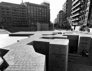 Monumento a los Fueros, 1980, Eduardo Chillida e Peña Ganchegui. Plaza de los Fueros, Vitoria, Espanha<br />Fonte: Website de Eduardo Chillida