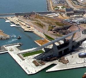 Parque Coastal e Auditório (ao fundo), Forum das Culturas 2004, Barcelona. Farshid Moussavi e Alejandro Zaera Polo / Foreign Office Architects<br />Fonte: Fòrum Barcelona 2004/Pilar Aymerich