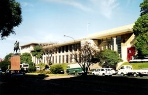 O acento acadêmico do prédio da Faculdade de Arquitetura de Montevidéu (1938), de Román Fresnedo Siri e Mario Muccinelli <br />Foto do autor