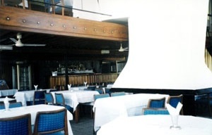 Interior do restaurante, com destaque para o mezanino e a lareira<br />Foto do autor