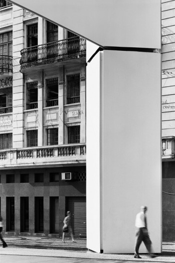 Cobertura na Praça do Patriarca. Arquiteto Paulo Mendes da Rocha<br />Foto Nelson Kon