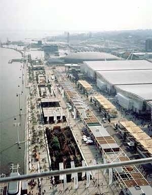 Vista do Recinto a partir da Torre Vasco da Gama, jardins como transição da área edificada e da beira do Rio Tejo<br />Foto do autor