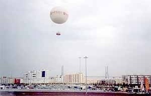 Parte de uma área habitacional do Parque das Nações já edificada quando da realização do evento, com a Ponte Vasco da Gama ao fundo<br />Foto do autor