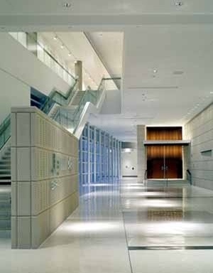 Vista do hall com a escadaria<br />Foto de Charles Davis Smith, AIA