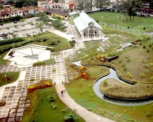 Vista panorâmica de parte do parque Mangal das Garças; lagos artificiais, anfiteatro e passarelas. <br />Foto do autor, jan. 2007