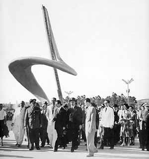 Inauguração do Parque do Ibirapuera / Monumento do IV Centenário de São Paulo [Fantasia Brasileira – o balé do IV Centenário. São Paulo, SESC, 1998]