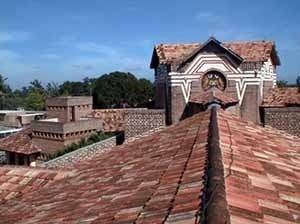 A torre de urdimentos e maquinário como ponto culminante da instalação