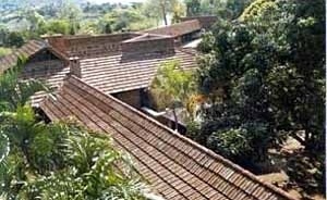 Vista das coberturas inclinadas das extensas galerias da Estação experimental para o reflorestamento da Sierra Maestra