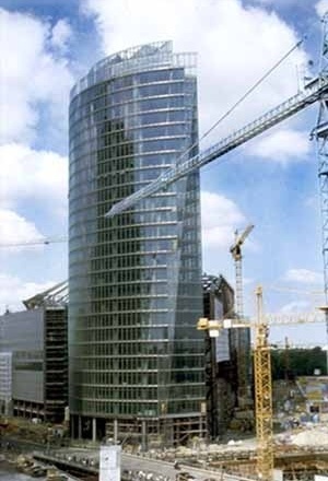 Edifícios de escritórios da Sony em construção, Arq Helmut Jahn. <br />Foto Maria de Betânia Cavalcanti