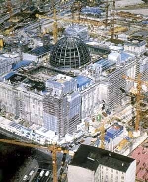 Construção da cúpula de Norman Foster no Bundestag, antigo Reichstag. <br />Foto Mario Lupano