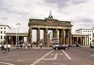Portão de Brandenburgo. Fonte: Cartão postal, 2002. <br />Foto Mario Lupano