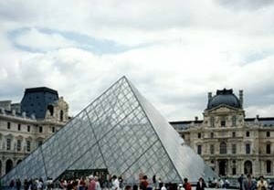 Pirâmide do Louvre, arquiteto I. M. Pei. Série da grandes obras de urbanização e arquitetura da cidade de Paris, realizadas pelo governo francês. <br />Foto AG