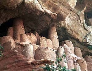 Figura 14 – Escarpado de Bandiagara, Mali. Habitações Dogon [www.dogon-lobi.ch]