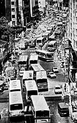Trânsito caótico em duas mãos na rua Dias da Cruz, no Méier, Rio de Janeiro. Foto Acervo IPLANRIO