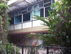Casa Nanzita Salgado, fachada frontal com painel de azulejos “Feira Nordestina” de Anísio Medeiros, Cataguases, 1954<br />Foto Marcia Poppe, 2003