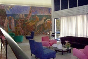 Casa Nanzita Salgado, vista interior em direção ao afresco “O Rapto de Helena de Tróia” de Emeric Marcier, Cataguases, 1954<br />Foto Marcia Poppe, 2003