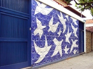 Educandário Dom Silvério, painel artístico na fachada frontal de Anísio Medeiros, execução de OSIRARTE (São Paulo), Cataguases, 1954<br />Foto Marcia Poppe, 2003