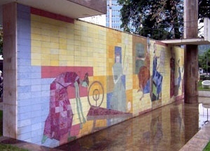 Monumento a José Inácio Peixoto, painel “As fiandeiras” de Candido Portinari, executado em azulejos vitrificados por Américo Braga, Cataguases, 1956<br />Foto Marcia Poppe, 2003
