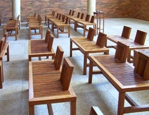 Mosteiro de Nossa Senhora das Graças, mobiliário da Igreja dos Fiéis (Francisco Bolonha, 1999)<br />Foto Marcia Poppe, 2003