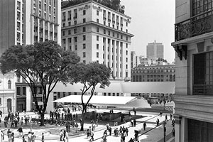 Cobertura da Praça Patriarca, São Paulo. Arquiteto Paulo Mendes da Rocha, 1992<br />Foto Nelson Kon