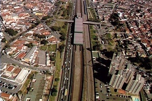 Stills do filme do sobrevôo sobre São Paulo. Otávio Cury / Mutante Filmes, 2006