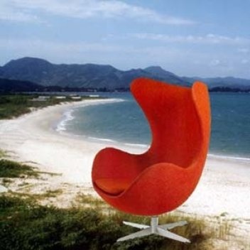 Cadeira Egg, de Arne Jacobsen, em Pontas das Canas, Florianópolis [montagem fotográfica]