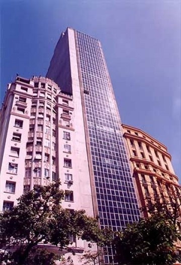 Arquitetura despersonalizada com curtain-wall e 100% de aproveitamento de terreno, na Cinelândia, centro do Rio, exemplo típico de desrespeito à ambiência e ao tecido histórico