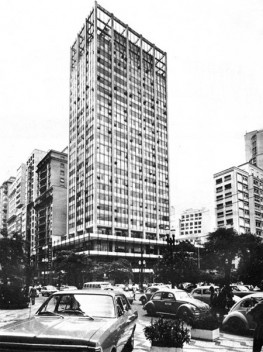 Edifício Metrópolis, São Paulo. Arquitetos Salvador Candia e Giancarlo Gasperini<br />Foto José Moscardi  [Projeto, nº 85, p. 72]