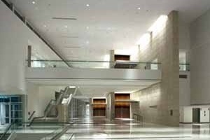 Hall com mezzanino<br />Foto de Charles Davis Smith, AIA