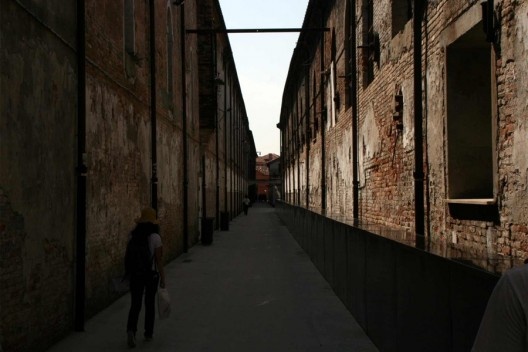 Acesso aos galpões do Arsenale, área expositiva, Veneza<br />Foto Helena Guerra 