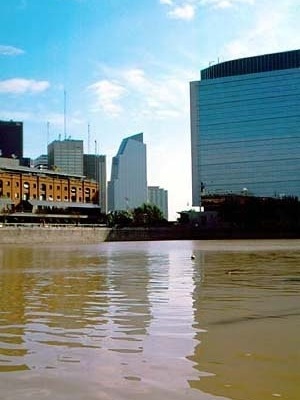 Vista parcial desde las marinas del Yacht Club Puerto Madero hacia la cabecera del Dique 1. La vista de los docks reciclados, declarados monumento histórico de la Ciudad Autónoma de Buenos Aires. A la derecha el primer edificio corporativo, sede de Teleco<br />Foto Débora Ruiz Súnico / Madero Press 