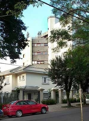 Densificação mais rápida, porém com preservação do tecido urbano e características do bairro. Uma casa é substituída por 6 ou 8 apartamentos. O bairro mudará lentamente de configuração