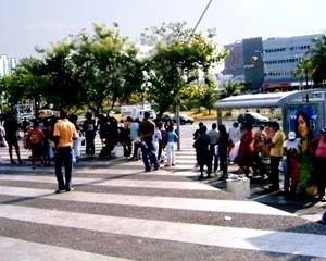 Figura 16– Usuários fugindo ao sol de 15:30h, defronte ao shopping Iguatemi<br />Foto do autor