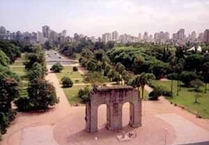 Arco duplo: Monumento ao Expedicionário. <br />Foto Luiz Fernando da Luz