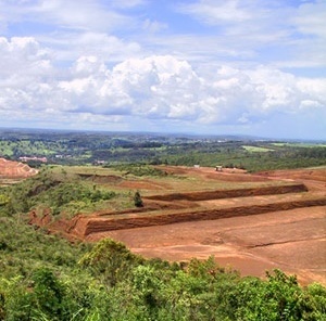 Cavas de extração de minérios em Araxá MG<br />Foto Abilio Guerra