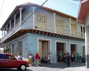 Foto 3: Casa da etapa colonial com fachada de balcões